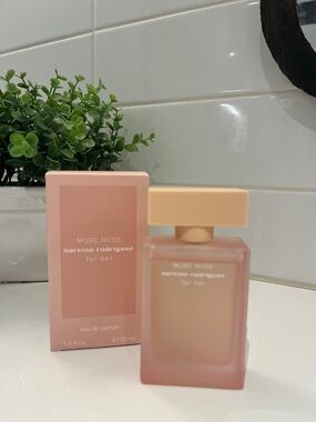 Narciso Rodriguez Musc Nude Eau de Parfum in Blush Pink and Peach
